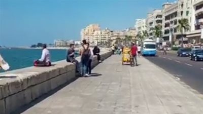 الحر علاجه نسمة هوا.. توافد الأهالي على كورنيش البحر بالإسكندرية| فيديو 