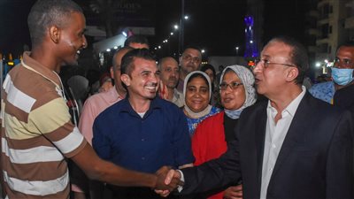 محافظ الإسكندرية في جولة تفقدية بالكورنيش للتأكد من جودة وكفاءة أعمدة الإنارة