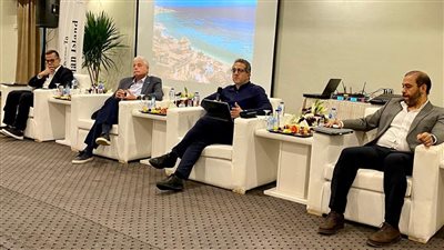 وزير السياحة والآثار يعقد اجتماعا مع عدد من المستثمرين السياحيين بشرم الشيخ
