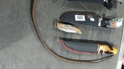 ضبط راكب حاول تهريب خناجر ومطاوي وكرباج محظور حيازتها بمطار القاهرة