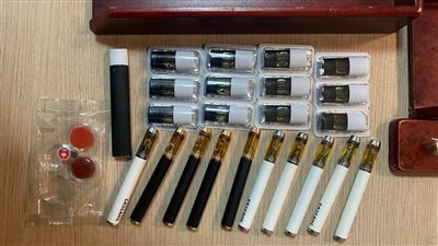 ضبط محاولة تهريب بذور الماريجوانا وزيوت وحلوى مخدرة بمطار القاهرة