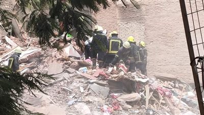 10 صور ترصد عملية البحث عن ضحايا أسفل عقار الظاهر المنهار