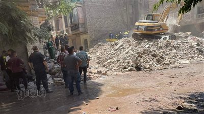 استمرار البحث عن ضحايا أسفل عقار الويلي المنهار | فيديو وصور 