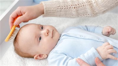 5 خطوات للعناية برأس الطفل ومنع ظهور القشرة 