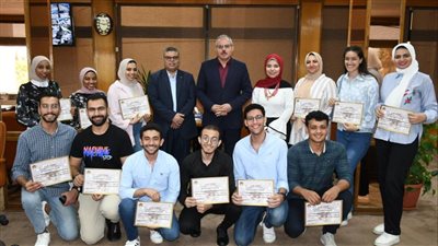 رئيس جامعة القناة يكرم فريق مركز الفنون