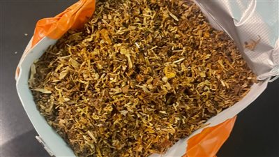 إحباط تهريب تبغ به مخدرات وهواتف بحوزة راكب بمطار القاهرة