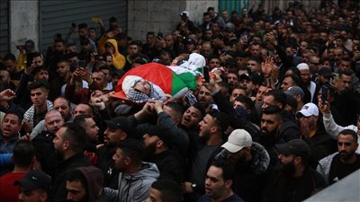 آلاف الفلسطينيين يشيعون جثامين القتلى الثلاثة في جنين