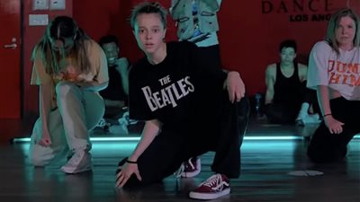 ابنة براد بيت وأنجلينا جولي تظهر براعتها في الرقص | فيديو