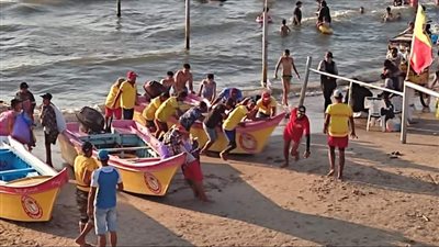 إقبال كبير على شواطئ مدينة رأس البر وإنقاذ أطفال من الغرق|صور 