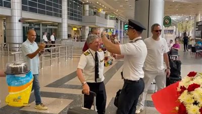 بممر شرفي وتهنئة صوتية.. تكريم طيار بمصر للطيران في آخر رحلة له