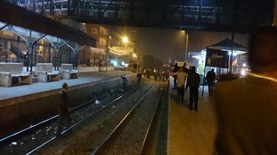 تفاصيل مصرع 4 أشخاص من أسرة واحدة أسفل عجلات قطار في المنيا | فيديو