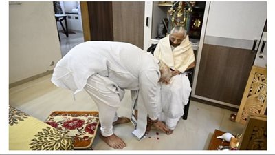 رئيس وزراء الهند يهرب من ضغوط السياسة بين قدمي أمه