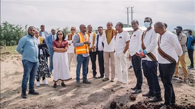 بعد تهديدها بالمجاعة.. آبي أحمد يقيم مصنع للخبز لزوجته قرب أديس أبابا|صور
