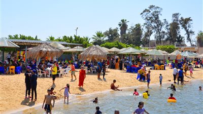 إقبال المصطافين على شواطئ الإسماعيلية | صور