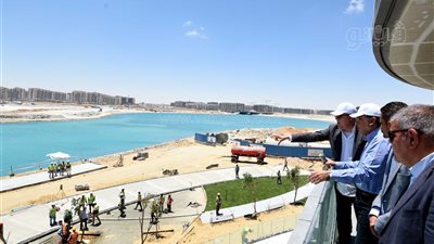 رئيس الوزراء يتفقد مشروعات العلمين الجديدة.. فيديو وصور