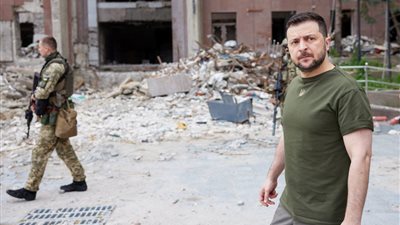 الرئيس الأوكراني يوزع الميداليات ويلتقط صور سيلفي مع الجنود