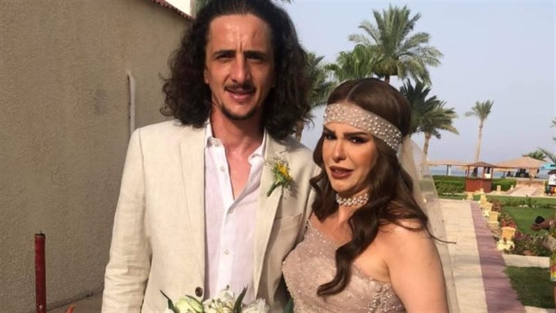 الفنانة دنيا عبد