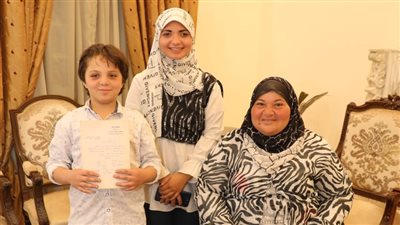 محافظ القاهرة يسلم مواطنة كشك بالسلام