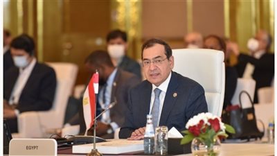 لمروره بأزمة صحية.. وزير البترول ينهي الأوراق الإدارية الخاصة بالوزارة من منزله