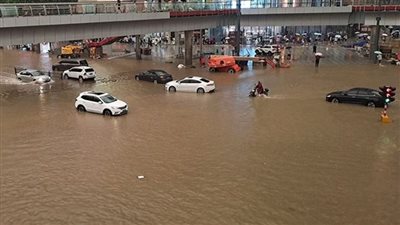 الأشد منذ 60 عاما.. الصين تتعرض لفياضانات وعواصف حولت الطرق لأنهار 