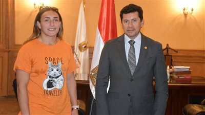 وزير الرياضة يهنئ سمر حمزة بصدارة التصنيف العالمي للمصارعة النسائية