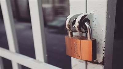 تفسير رؤية القفل في المنام وعلاقتها بالقوة وارتفاع المكانة 