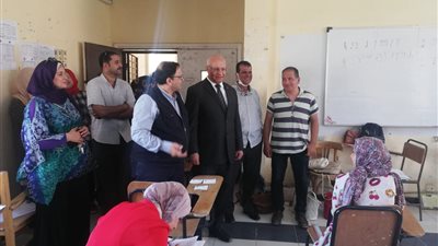 رئيس جامعة بنها يتفقد سير الامتحانات بكلية التربية النوعية