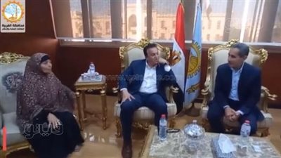 تسليم شقة لعجوز استوقفت وزير التعليم العالي بالغربية