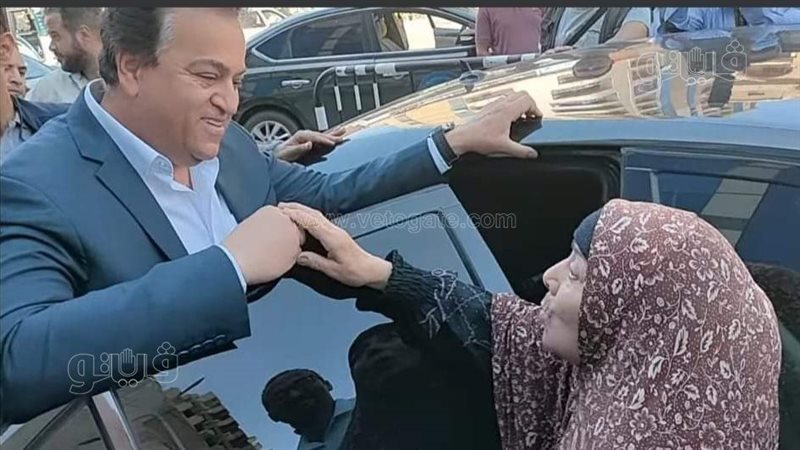 مسنة تستوقف وزير
