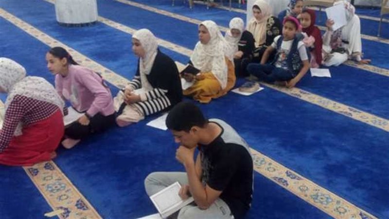 أطفال يحفظون كتاب