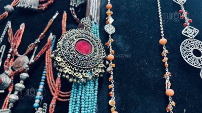 السوق مريح والزبون رجله خفت.. جولة في سوق الفضة بالحسين|فيديو وصور 