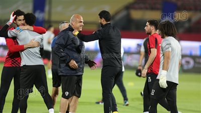 بالأحضان.. حراس الأهلي والزمالك يتبادلون التحية قبل مباراة القمة | صور 