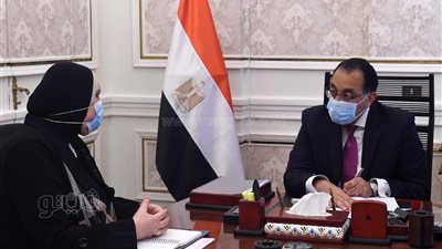 وزيرة الصناعة لـ مدبولي: إقبال على الجناح المصرى فى 