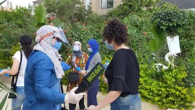 تفتيش طلاب الدبلومات الفنية بالعصا الإلكترونية قبل دخول اللجان 