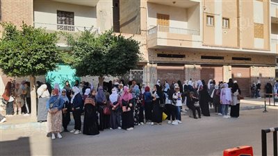 توافد طالبات الثانوية العامة على لجان الامتحانات بمطروح | صور