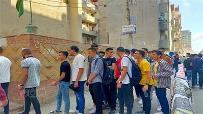 لحظة دخول طلاب الثانوية العامة بالشرقية لأداء امتحاني التربية الدينية والوطنية | فيديو