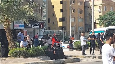 القلق يسيطر على أولياء الأمور أثناء انتظار أبنائهم طلاب الثانوية العامة | صور