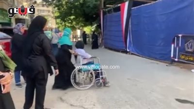 وصلت متأخرة.. السماح بدخول طالبة على كرسي متحرك للجان امتحان الثانوية العامة | فيديو