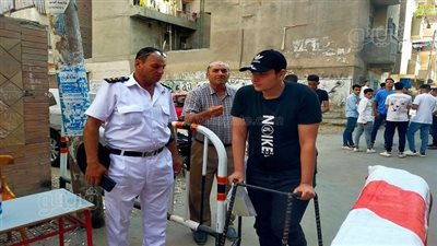 أب يرافق نجله المصاب للجان امتحانات الثانوية بالشرقية: