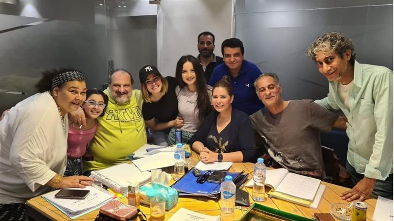 فريق مسلسل أعمل ايه