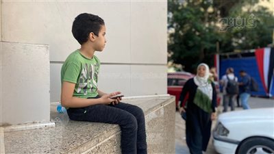 مش هسيبها لوحدها.. أخ عمره 9 سنوات ينتظر شقيقته بامتحانات الثانوية العامة | فيديو وصور