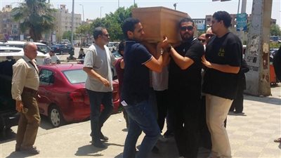 وصول جثمان والد أحمد فتحي لمسجد الحصري لأداء صلاة الجنازة