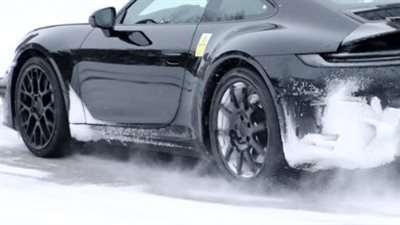 بورش 911 هايبرد بمحرك كهربائي وأبعاد رياضية 