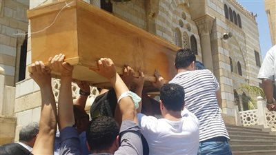 تشييع جثمان مسن قتل على يد نجله ضربا بالفأس في طنطا