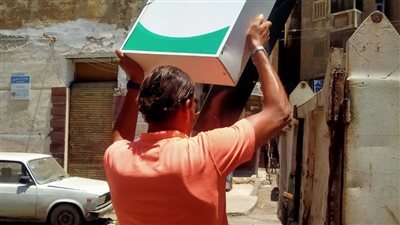 حملات مكبرة لإزالة الإعلانات المخالفة بأحياء الإسكندرية