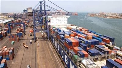 انتظام حركة الملاحة وتداول البضائع بميناء الإسكندرية