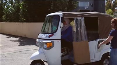 أبناء المدينة ينتظرونني كل يوم.. قصة أول امرأة تعمل سائقة توك توك بلبنان