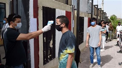بالكمامة والكحول.. بدء توافد طلاب الثانوية العامة لأداء امتحاني الاقتصاد والإحصاء