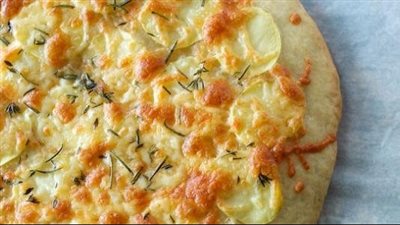 طريقة عمل بيتزا البطاطس بالجبنة والزيتون | فيديو