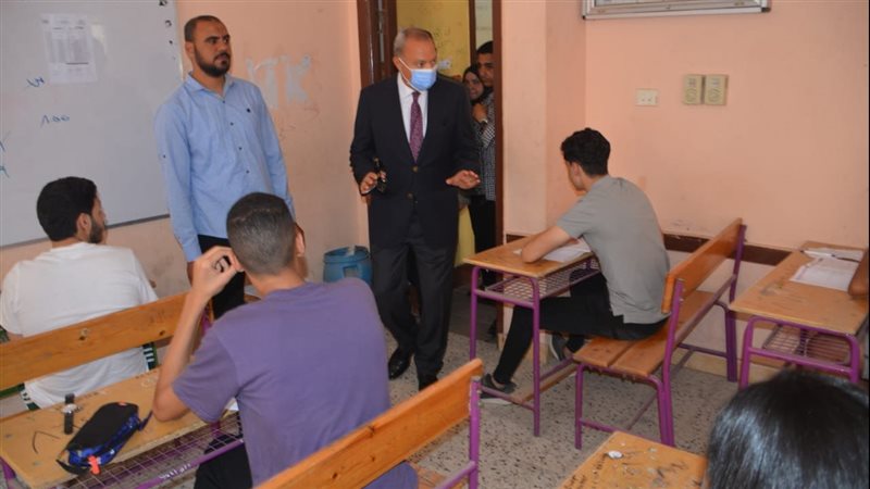 محافظ خلال جولته